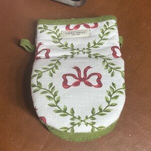 Laura Ashley Red and Green Patterned bow trellis Oven mini Mitt set of 2 holiday